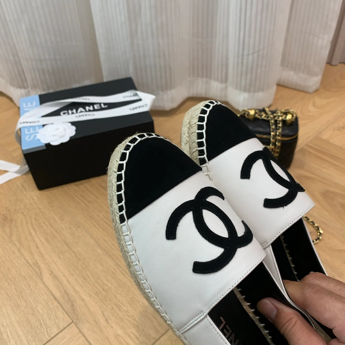 👟👟Ex-factory price 440👟👟 👑New colors are coming ✌️New version of Chanel fisherman shoes is coming❗️Delivered in a full set of top-notch packaging. The quality of my fisherman shoes has not been introduced much, everyone who has had them knows it! The original customized upper, and my outsole is the original translucent outsole, the opaque outsole is the wrong version, full set of authentic packaging ❗️ size: 35-40, running price